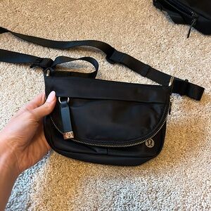 ADORABLE Lululemon cross body purse!!!